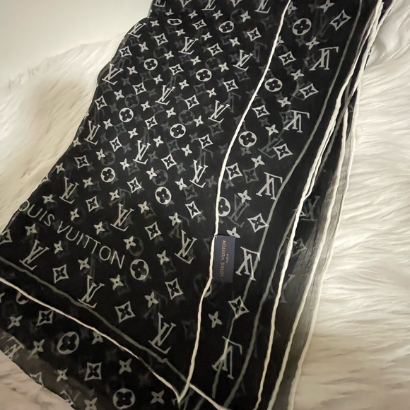 Louis Vuitton Silk Monogram Scarf. - Picture 2 of 16